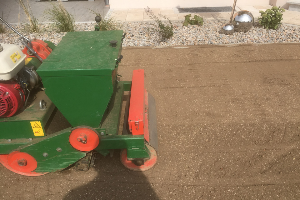 Rasenansaat Rasenbaumaschine bei der Ansaat Gartengestaltung Ziegler