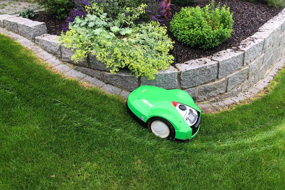 Rasenmähroboter Gartenpflege Gartengestaltung Ziegler